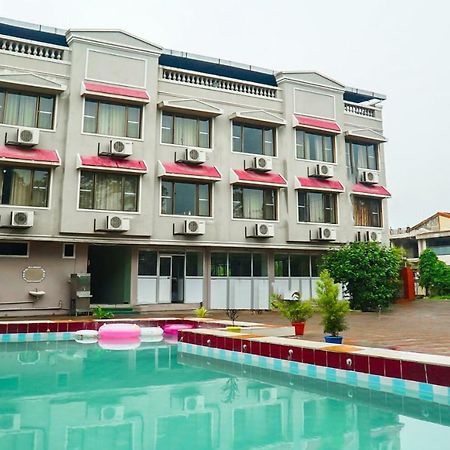 Mountview Resort & Spa Лонавала Екстериор снимка